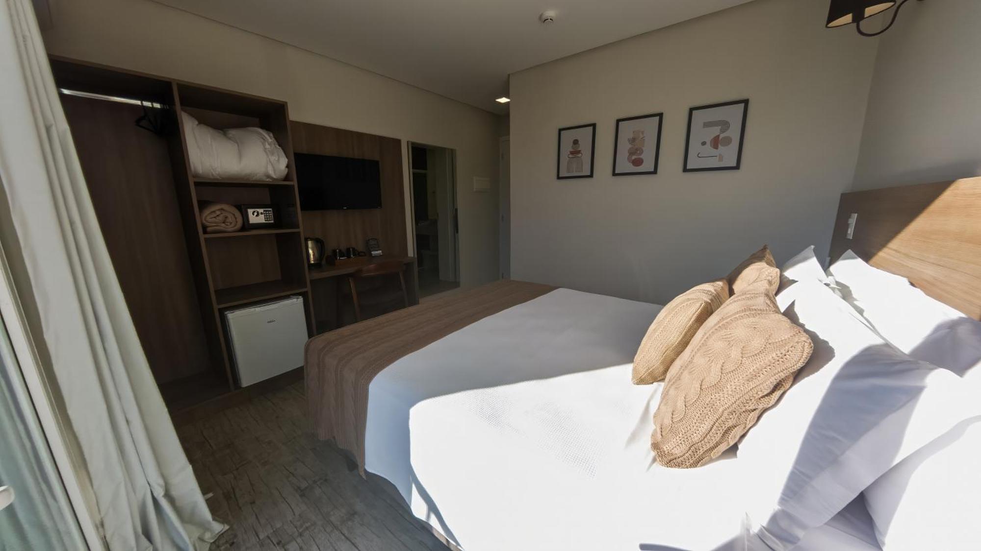Quarto com Cama Queen-Size e Varanda